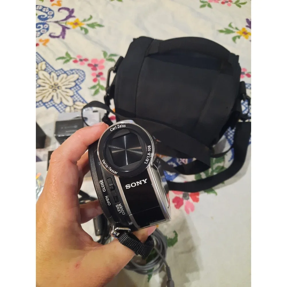 Sony Handycam DCR-DVD650 Camcorder 60x Zoom Bundle with New NP-FV100 Battery